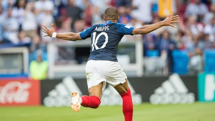 Zdjęcie Ile biega Mbappé? Zaskakujące fakty o jego prędkości na boisku