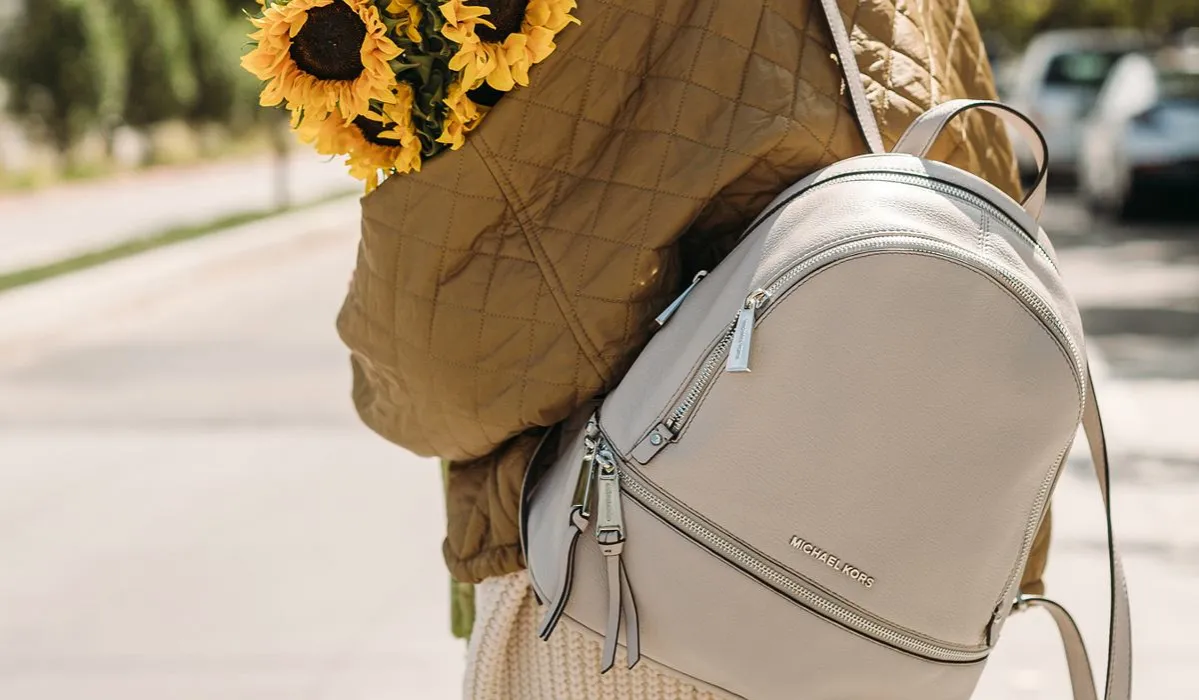 Zdjęcie Stylizacje z plecakiem Michael Kors, które zachwycą każdą okazję