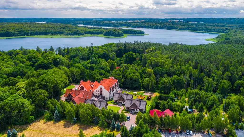 Zdjęcie Hotele nad jeziorem Małopolskie – relaks i piękne widoki na wakacje