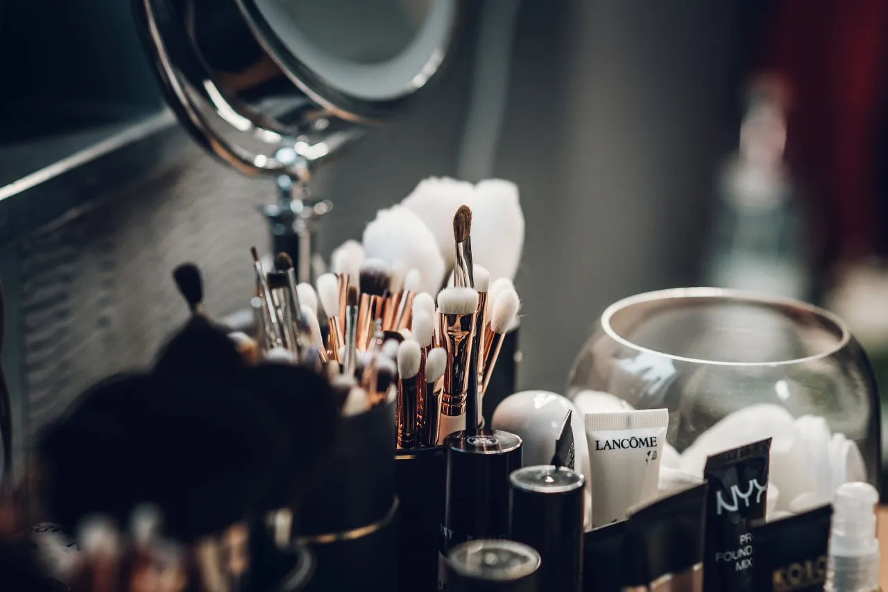 Zdjęcie Czy henna rozjaśnia brwi? Odkryj efekty i najlepsze produkty
