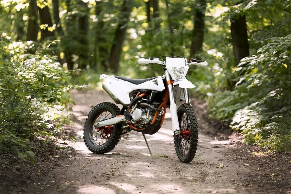 Zdjęcie Jakie opony do turystycznego enduro: uniknij złych wyborów i kosztów