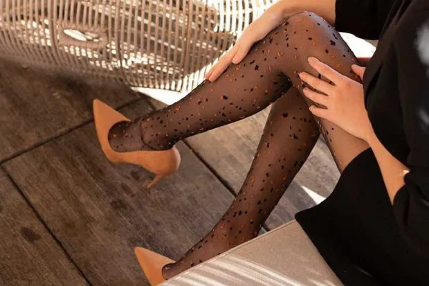 Zdjęcie Jaki kolor rajstop do czarnej sukienki, aby wyglądać olśniewająco?