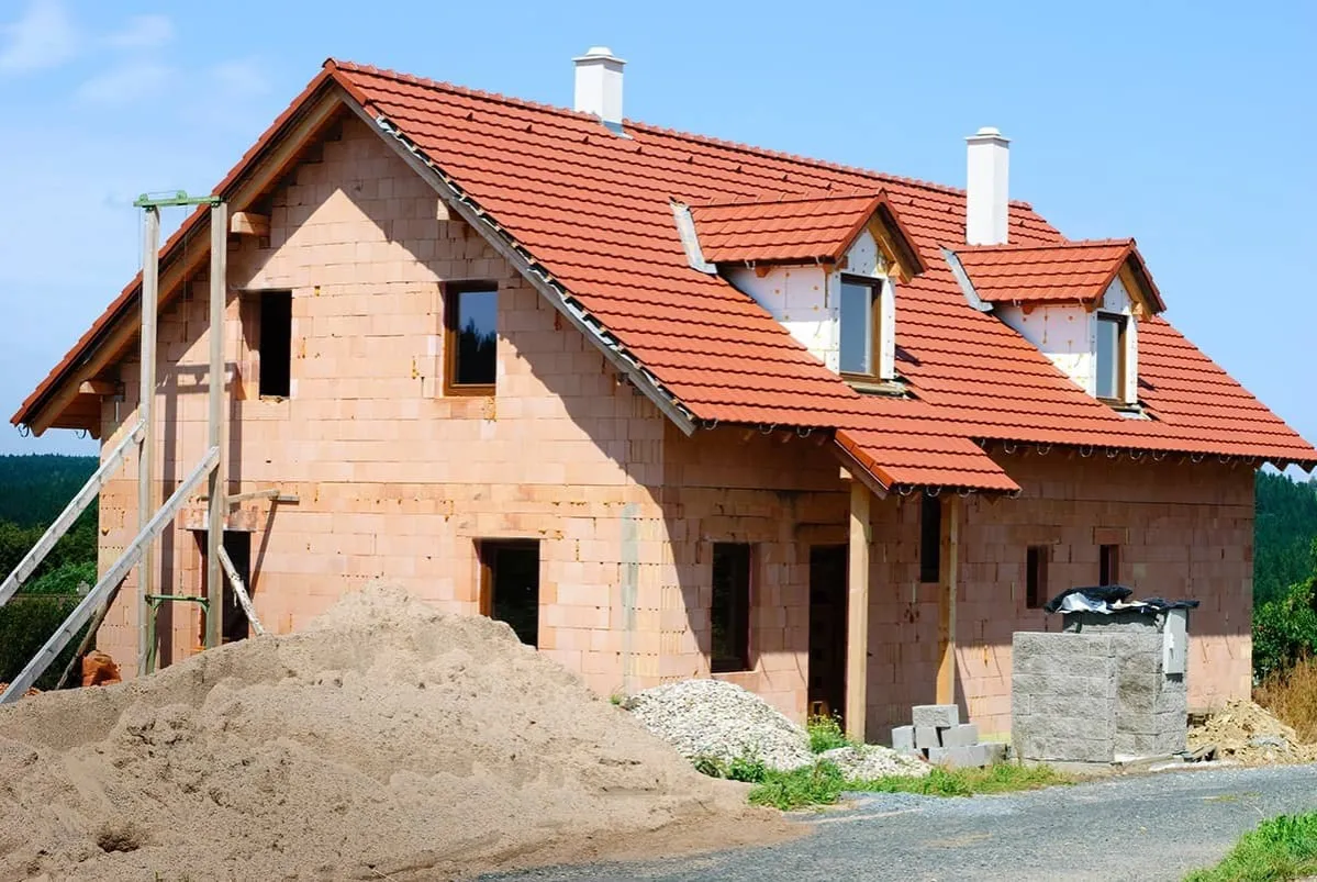Zdjęcie Dom z dachem dwuspadowym: zalety, wady, projekty i koszty budowy