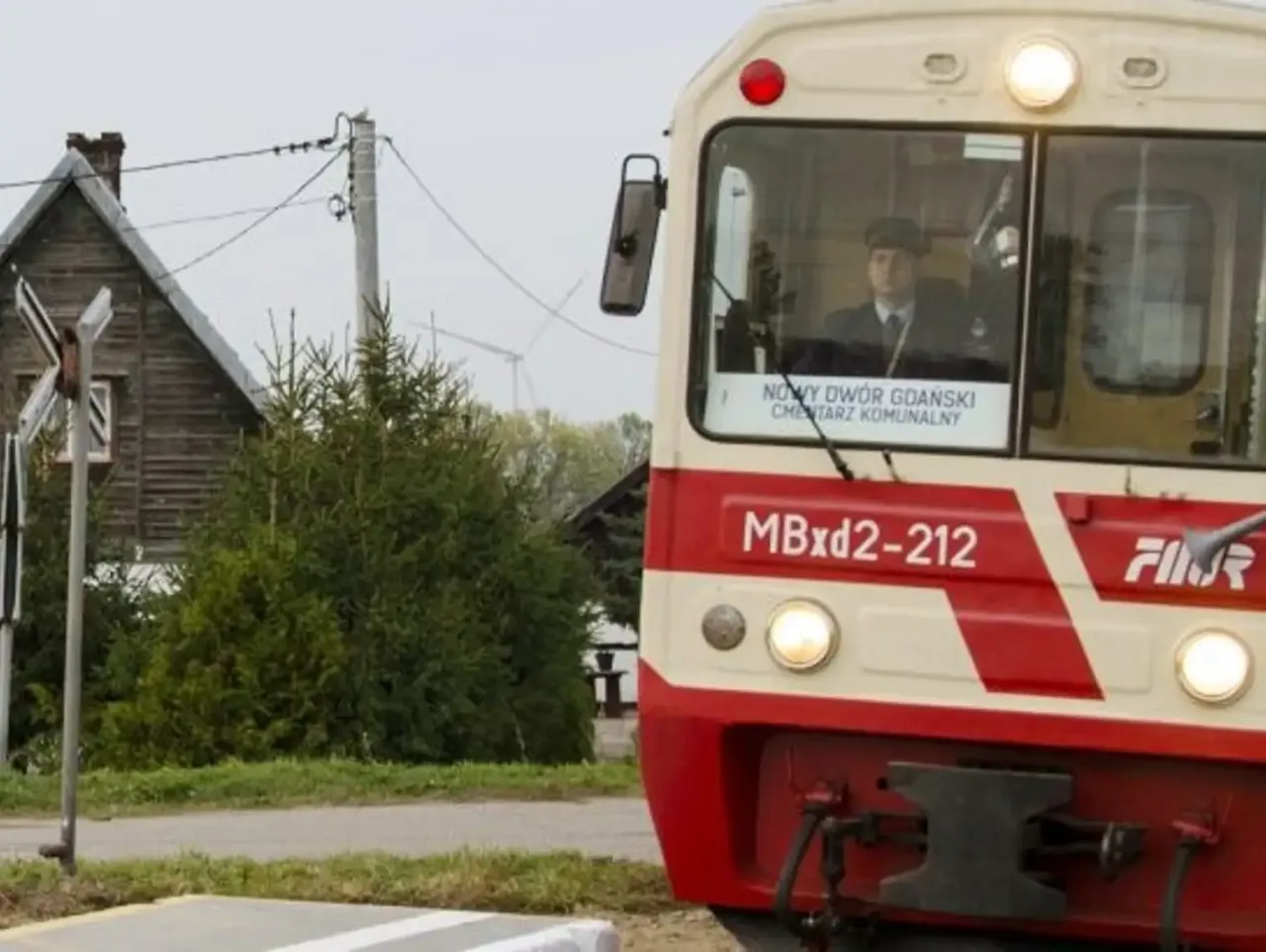 Zdjęcie Jak dojechać pociągiem do Rowów? Najlepsze trasy i wskazówki.