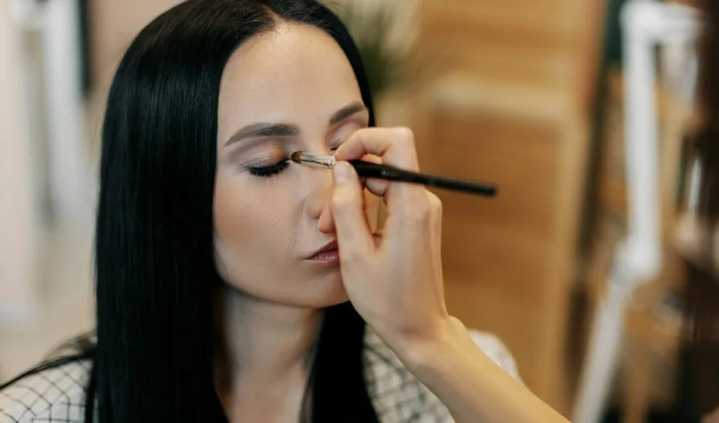 Zdjęcie Jak zrobić elegancki makijaż, który podkreśli Twoje naturalne piękno
