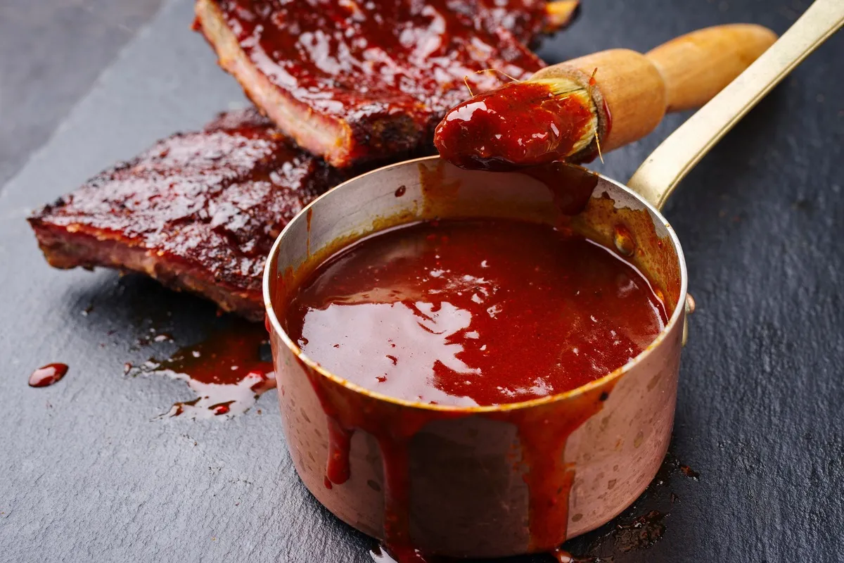 Zdjęcie Jak zrobić sos barbecue z ketchupu, który zachwyci Twoich gości