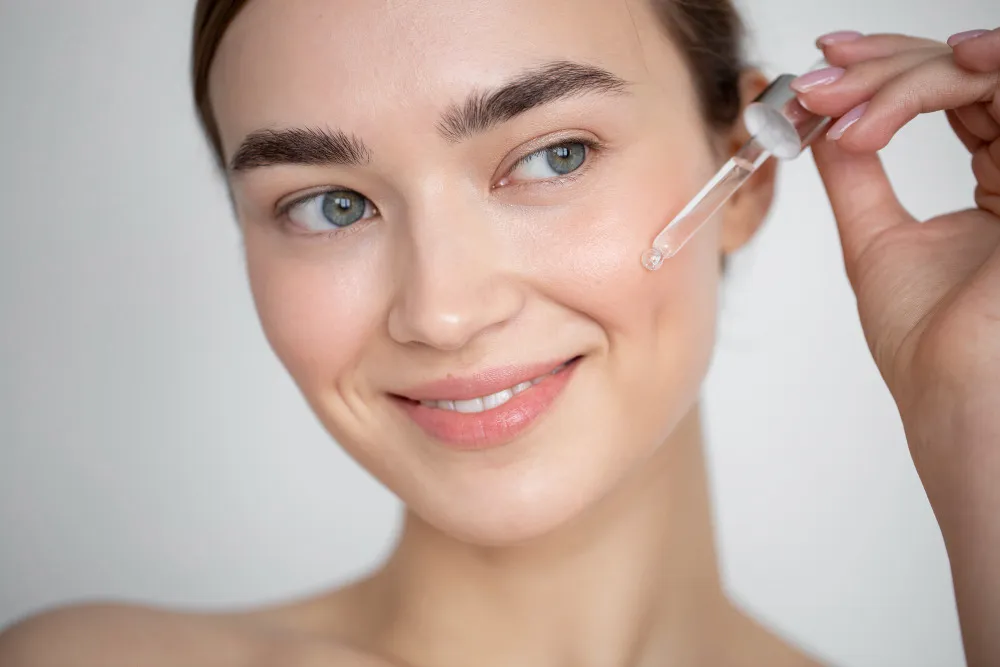 Zdjęcie Jak często stosować serum do twarzy, aby uniknąć podrażnień?