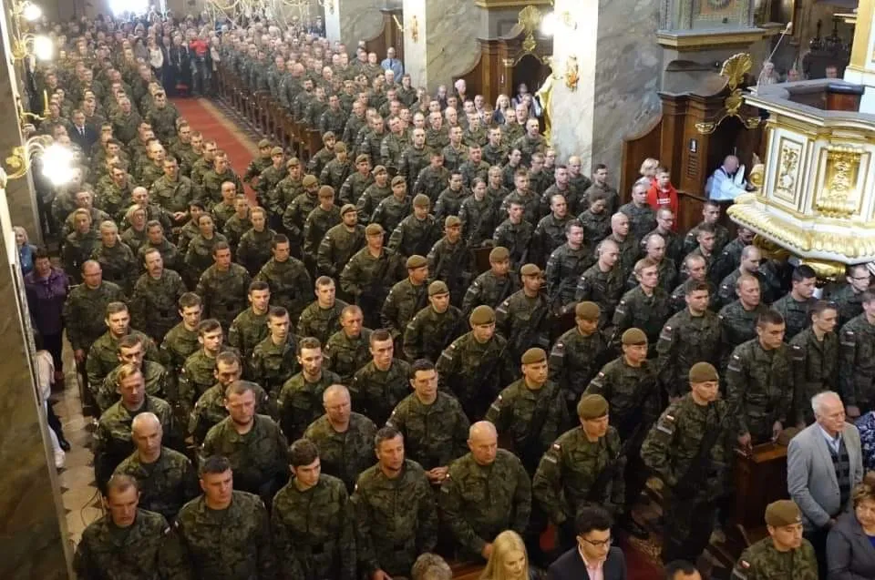 Zdjęcie Czy żołnierz klęka w kościele? Zasady klękania podczas liturgii.