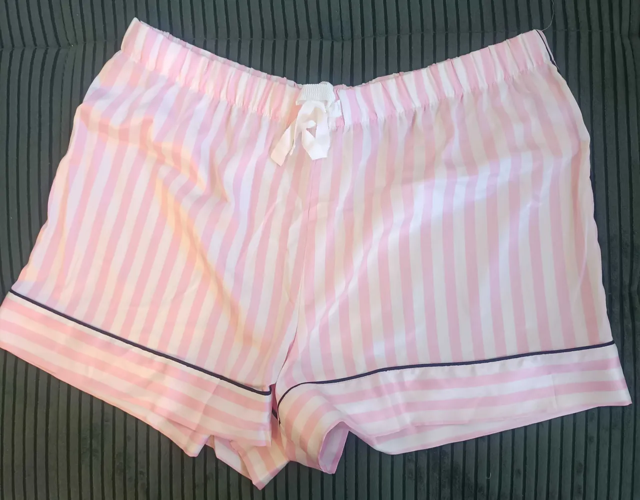 Zdjęcie Piżama Victoria's Secret: Przewodnik po rozmiarach, cenach i zakupach