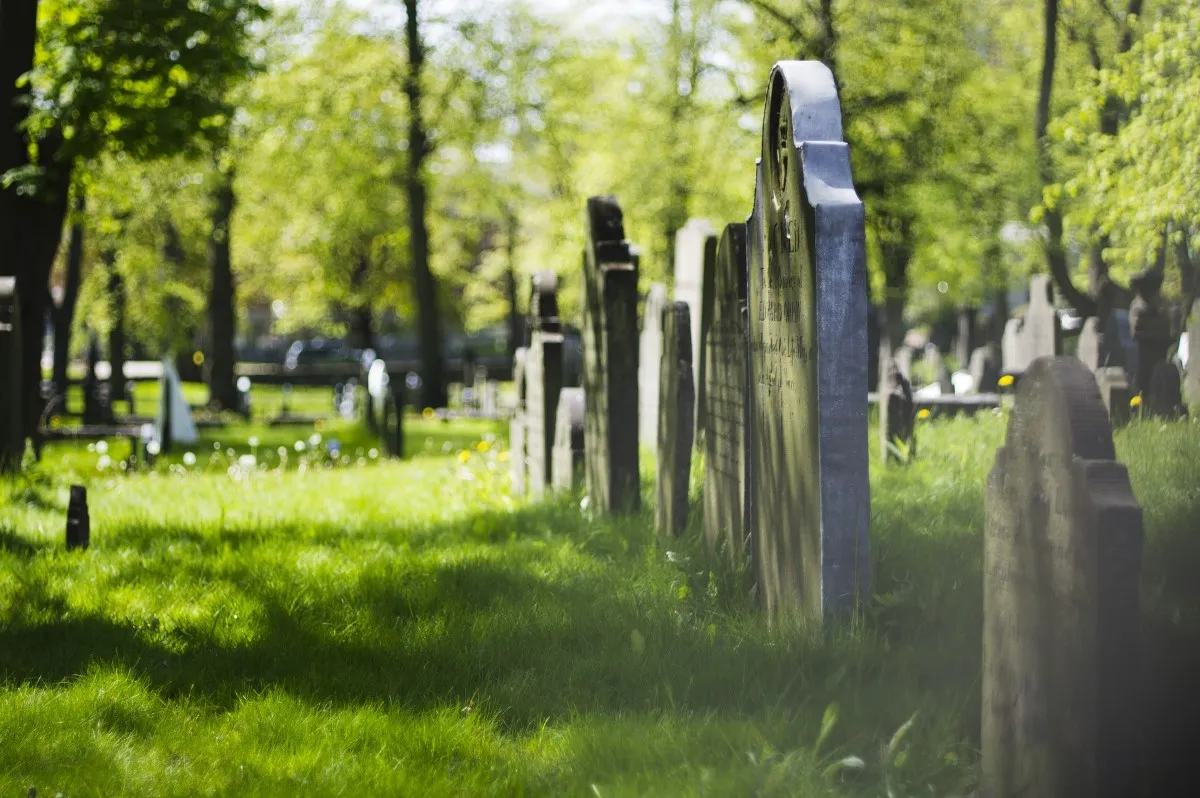 Zdjęcie Ile wynosi koszt pogrzebu? Poznaj ukryte wydatki i oszczędności