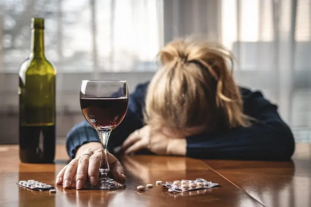 Zdjęcie Czy można pić alkohol przy antydepresantach? Ryzyko i skutki uboczne