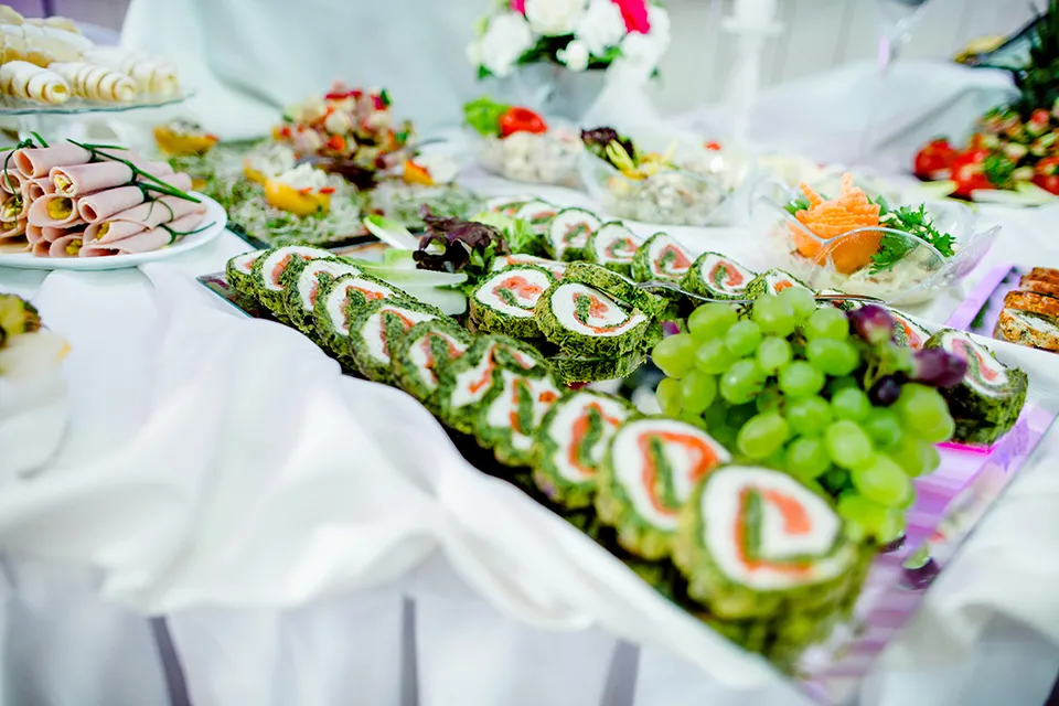 Zdjęcie Catering ile od osoby – poznaj ceny i ukryte koszty usług cateringowych
