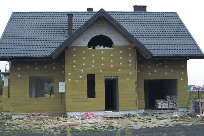 Zdjęcie Elewacja wełna czy styropian - co wybrać, by zaoszczędzić?