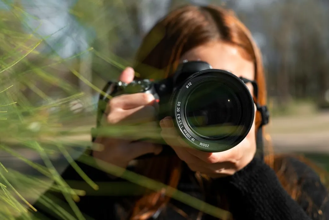 Zdjęcie Jak wybrać idealny obiektyw do zdjęć ubrań i uniknąć błędów w fotografii produktowej