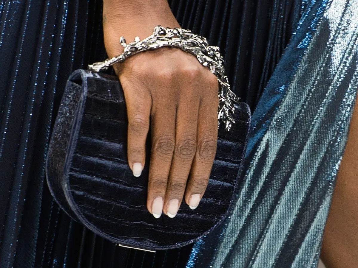 Zdjęcie Jaki manicure do granatowej sukienki, aby wyglądać olśniewająco?
