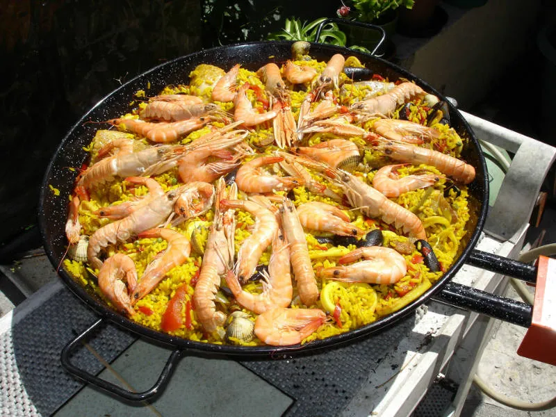 Zdjęcie Co to jest paella? Poznaj sekrety tego hiszpańskiego dania