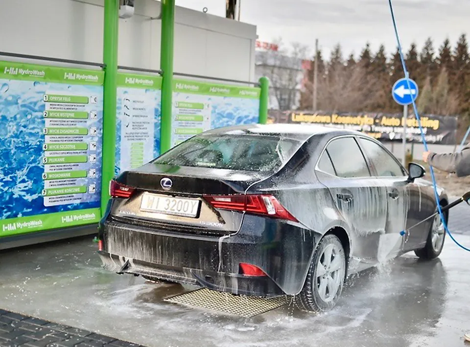 Zdjęcie Jak myć czarne auto na myjni bezdotykowej bez zacieków i rys