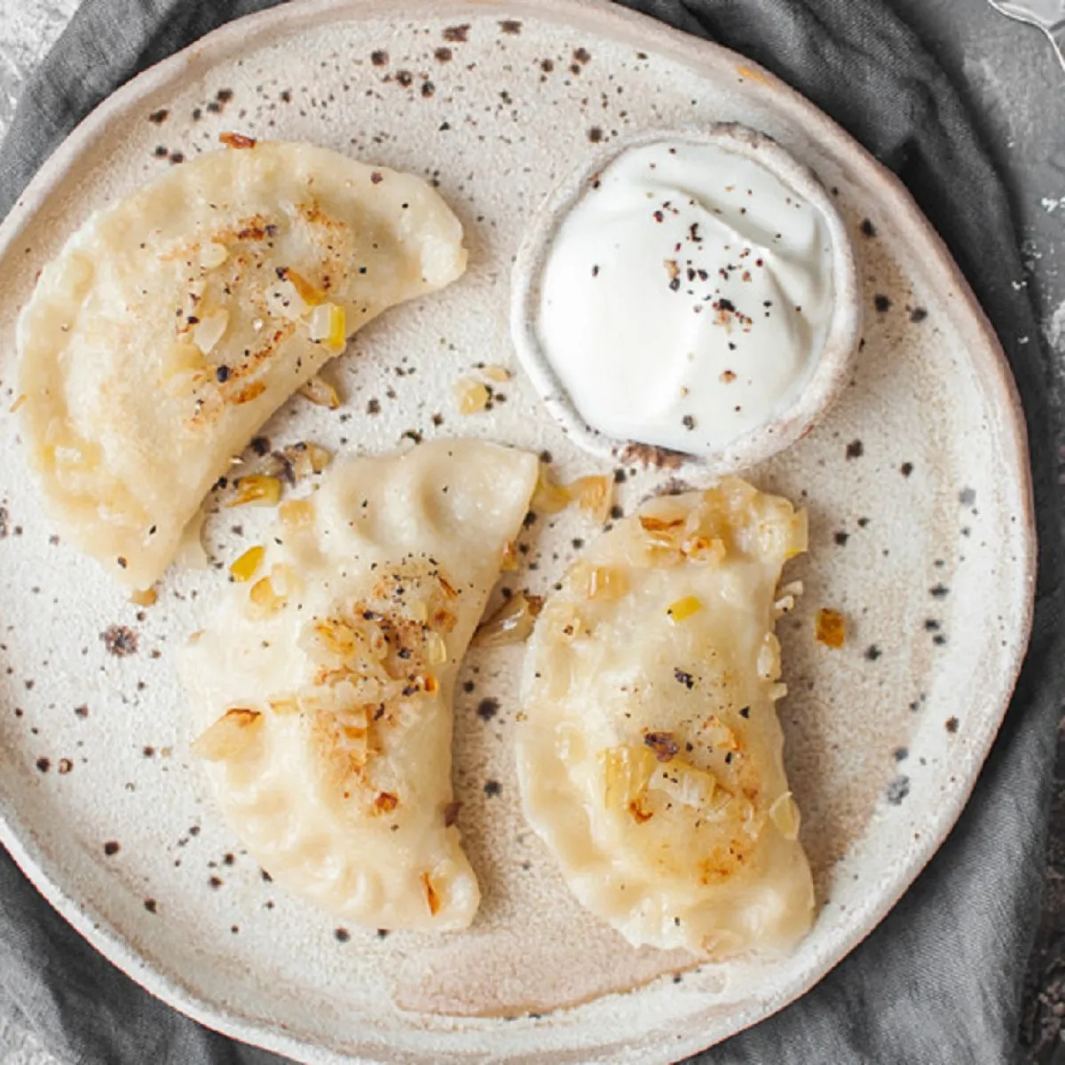 Zdjęcie Czy pierogi można podgrzać w mikrofali bez ich wysuszenia?