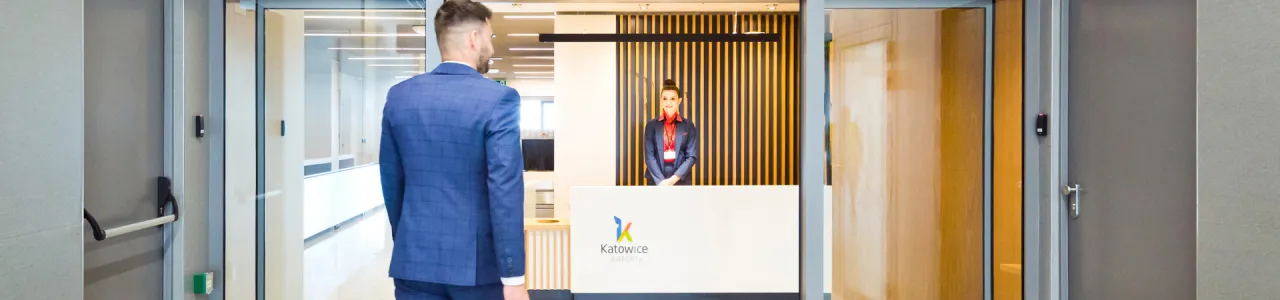 Zdjęcie Co to jest fast track na lotnisku i jak zaoszczędzić czas?