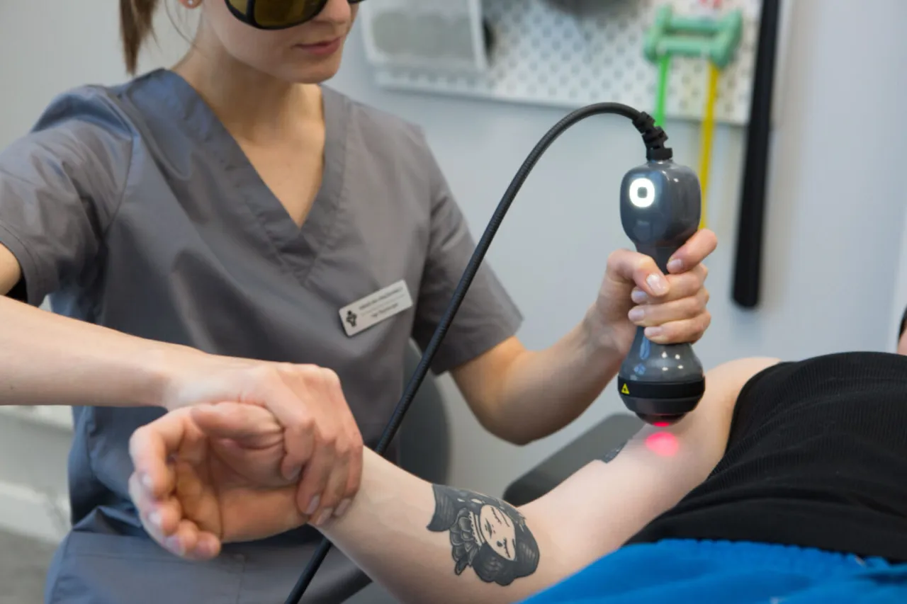 Zdjęcie Jak działa laser w rehabilitacji? Odkryj jego niezwykłe korzyści
