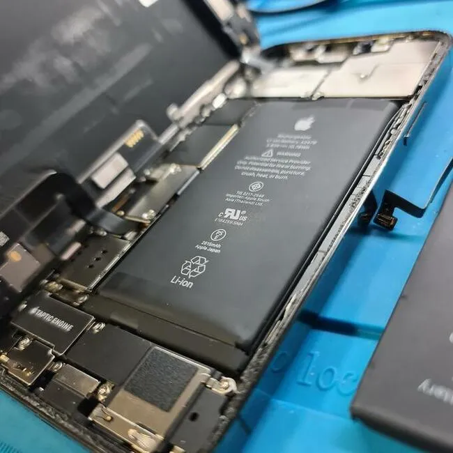 Zdjęcie Wymiana baterii iPhone w Lublinie - szybka, tania i pewna usługa