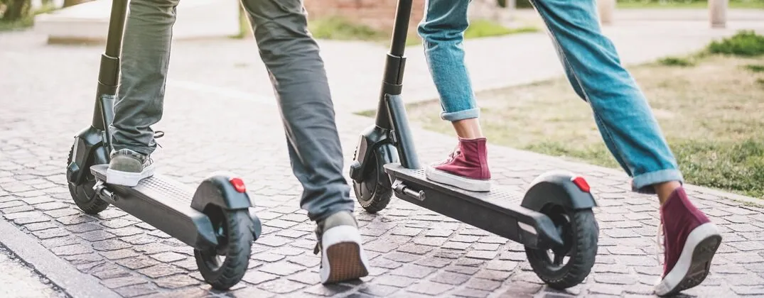 Zdjęcie Czy hulajnoga elektryczna można jeździć po chodniku? Sprawdź przepisy!