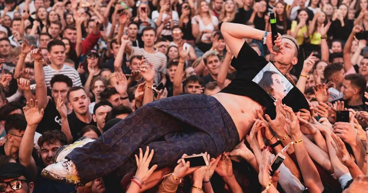 Zdjęcie Ile trwa koncert Tymka? Odkryj zaskakujące szczegóły występu