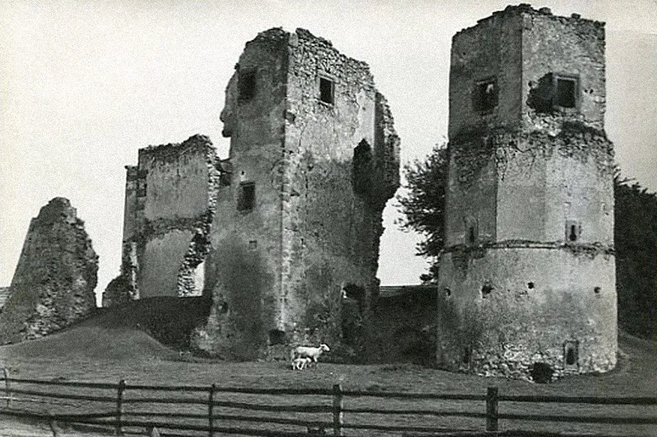 Zdjęcie Ruiny zamku w Majkowicach - tajemnice i historia, które zaskakują