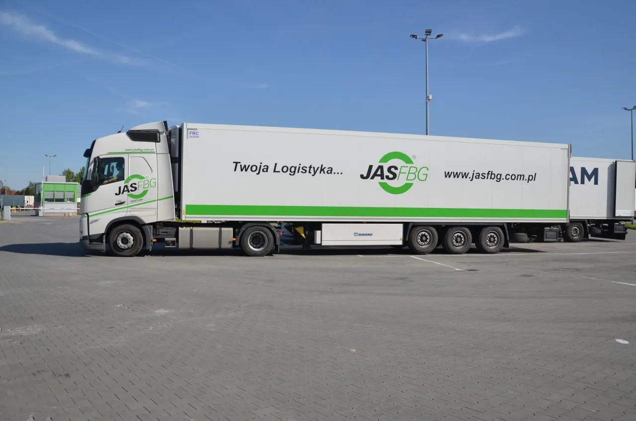 Zdjęcie Ile długości ma naczepa tira? Odkryj kluczowe wymiary i przepisy