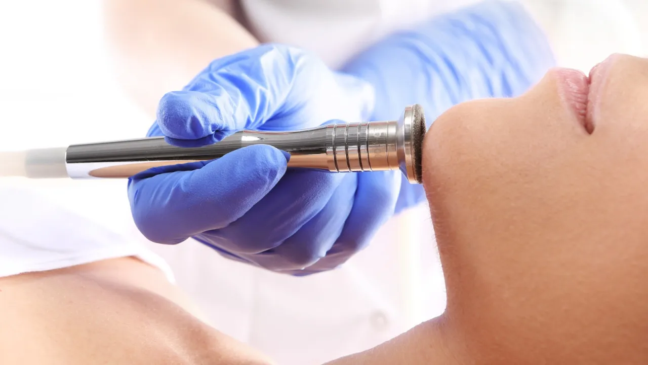 Zdjęcie Ile trwa mikrodermabrazja? Poznaj czas zabiegu i co wpływa na długość