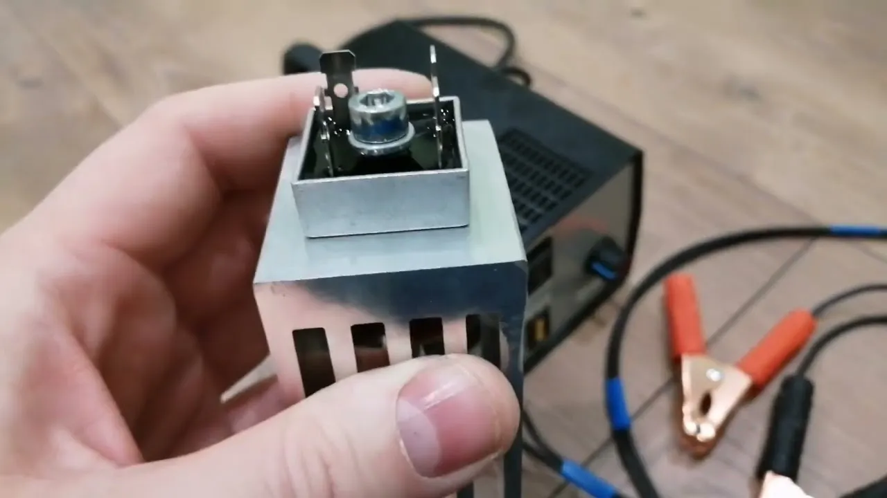 Zdjęcie Jak dobrać transformator do prostownika, aby uniknąć błędów i kosztów