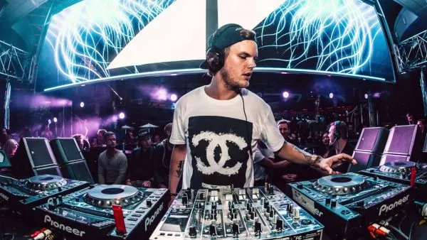 Zdjęcie Ile lat ma DJ Akun? Zaskakujące fakty o jego wieku i karierze