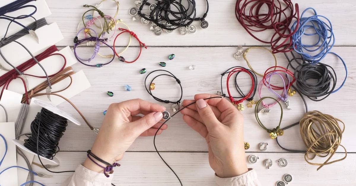 Zdjęcie Jak zakończyć bransoletkę ze sznurka – skuteczne metody i porady