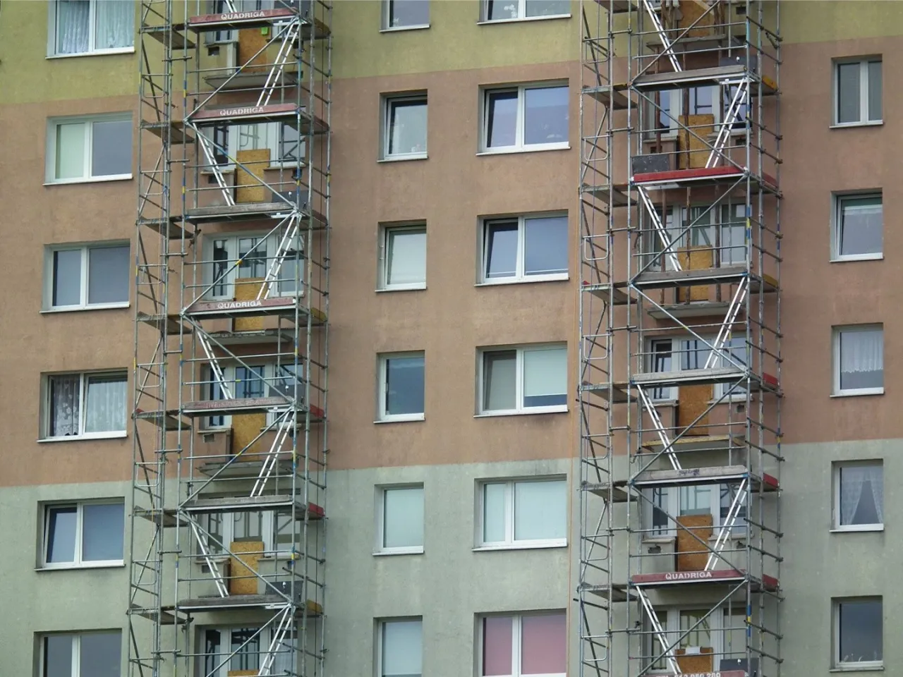Zdjęcie Czy montaż markizy wymaga zgłoszenia? Sprawdź, aby uniknąć problemów