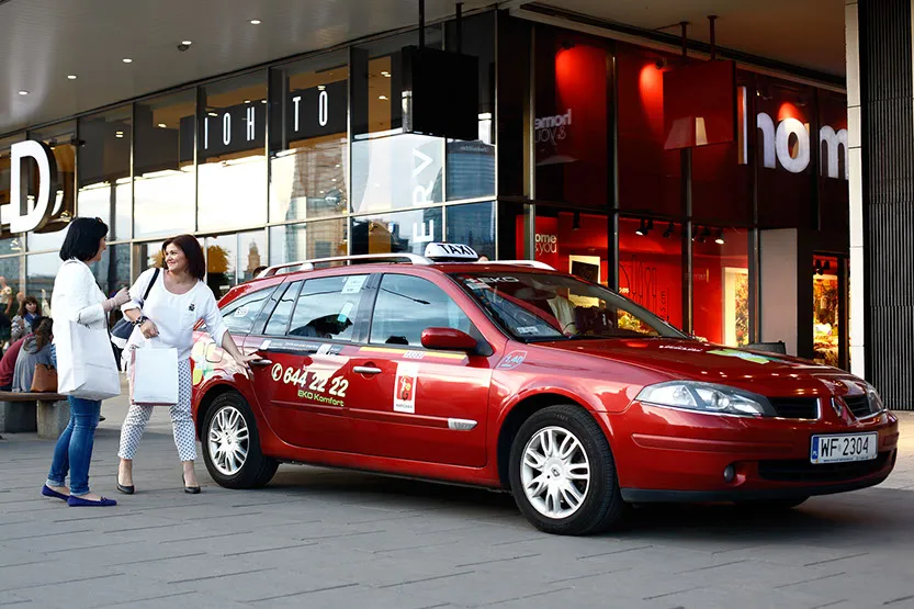 Zdjęcie Najtańsze taxi w Warszawie – sprawdź ceny i opinie, aby zaoszczędzić