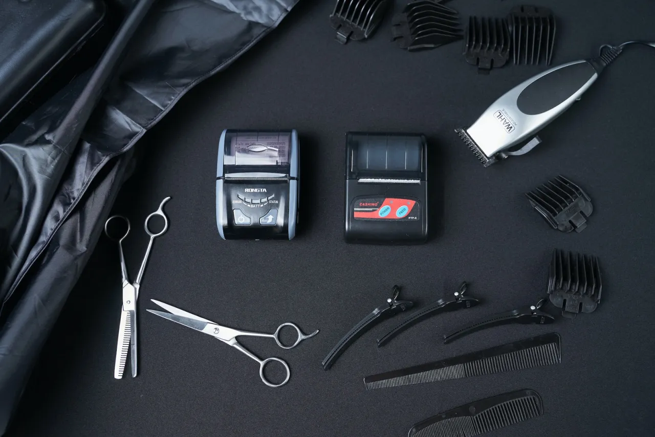 Zdjęcie Czy można przewozić golarkę w bagażu podręcznym? Oto zasady!