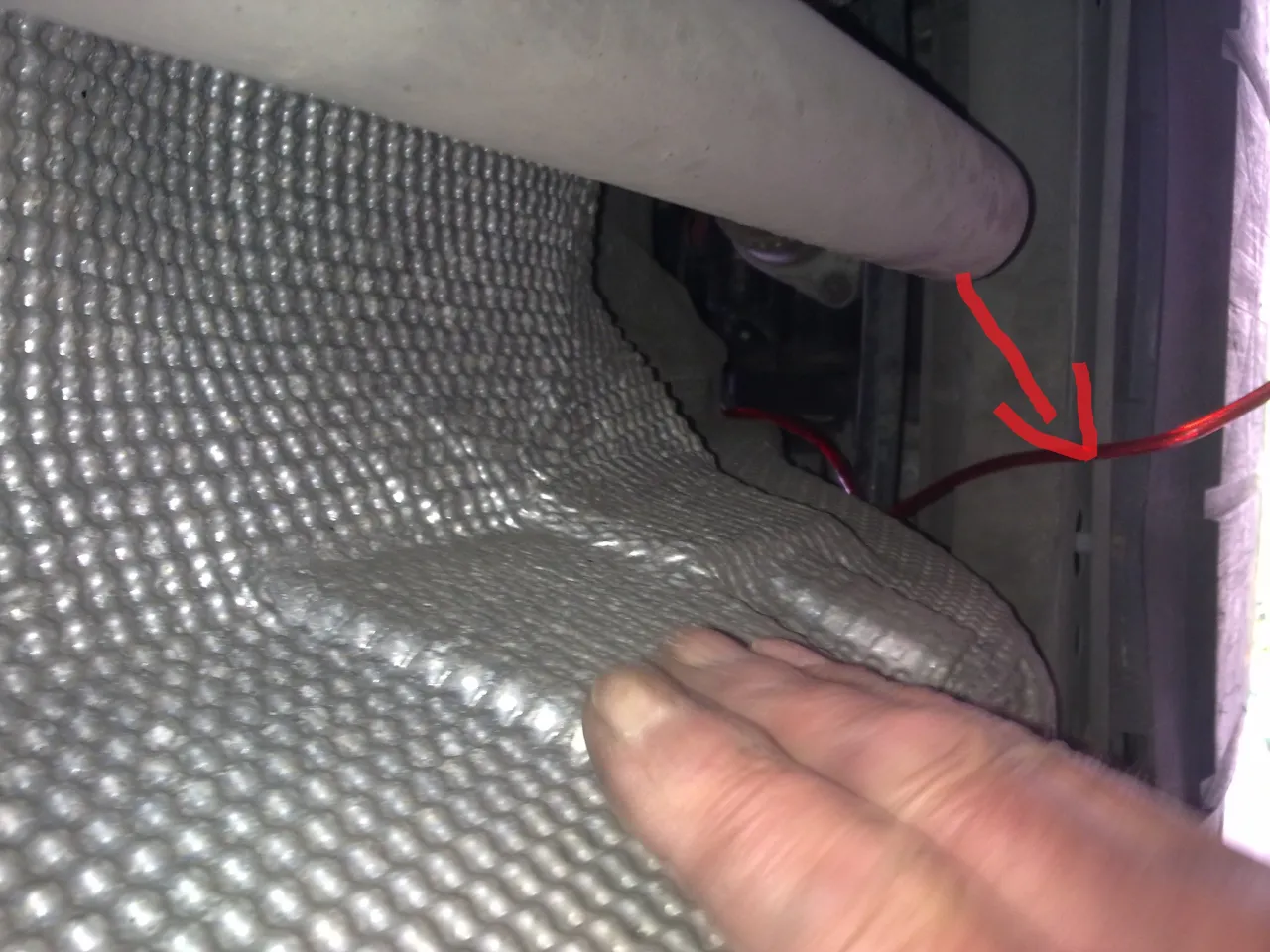 Zdjęcie Jak przeciągnąć kabel z komory silnika do kabiny bez problemów