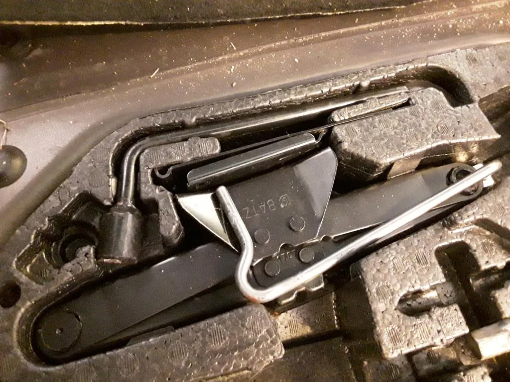 Zdjęcie Gdzie jest lewarek w Citroënie Berlingo? Oto, co musisz wiedzieć