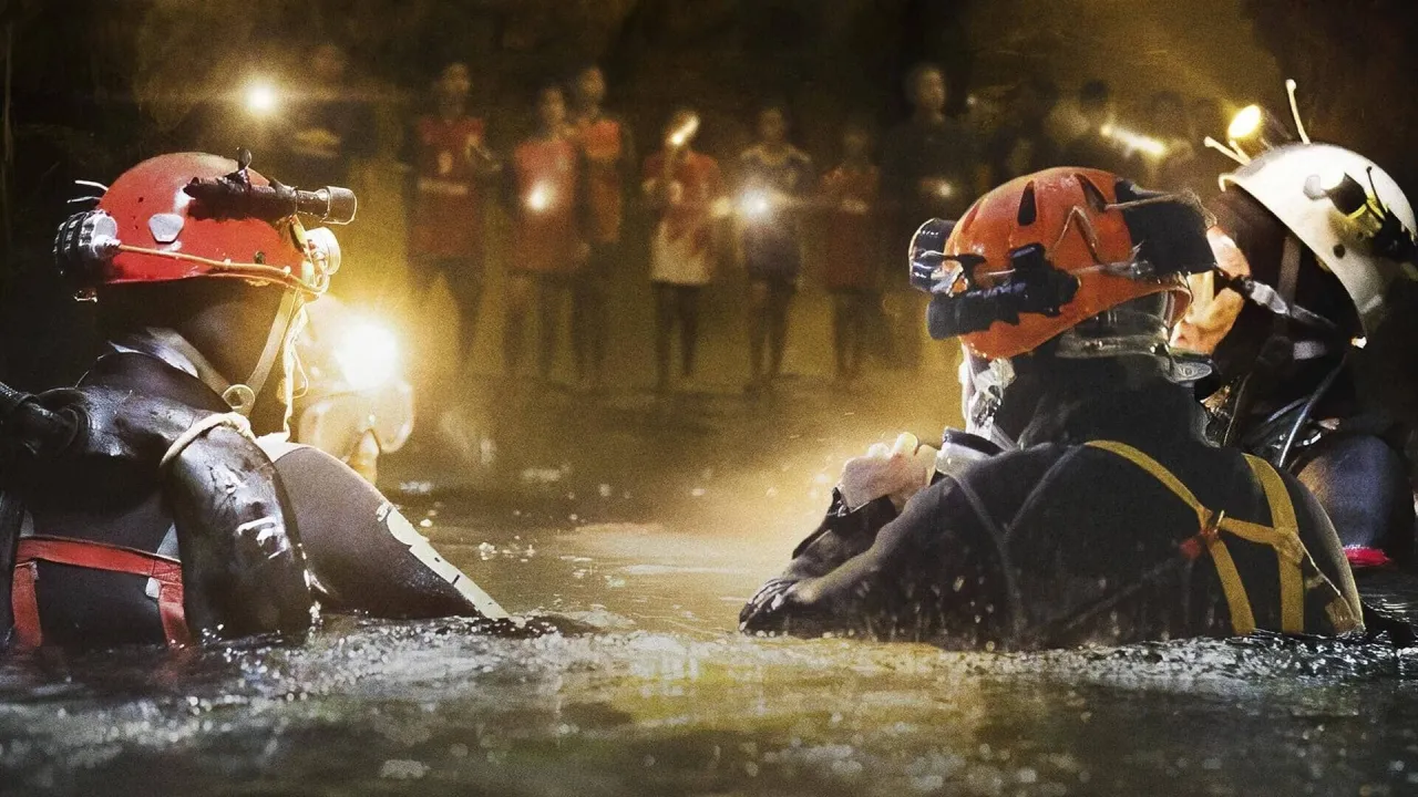 Zdjęcie Trzynastu film: Dramatyczna misja ratunkowa w jaskini Tham Luang