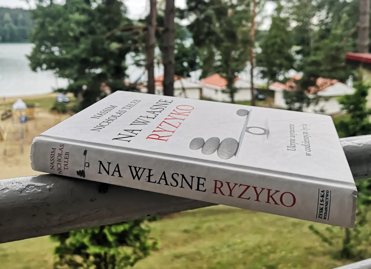 Zdjęcie Czarny łabędź książka - jak Taleb zmienił nasze myślenie o ryzyku