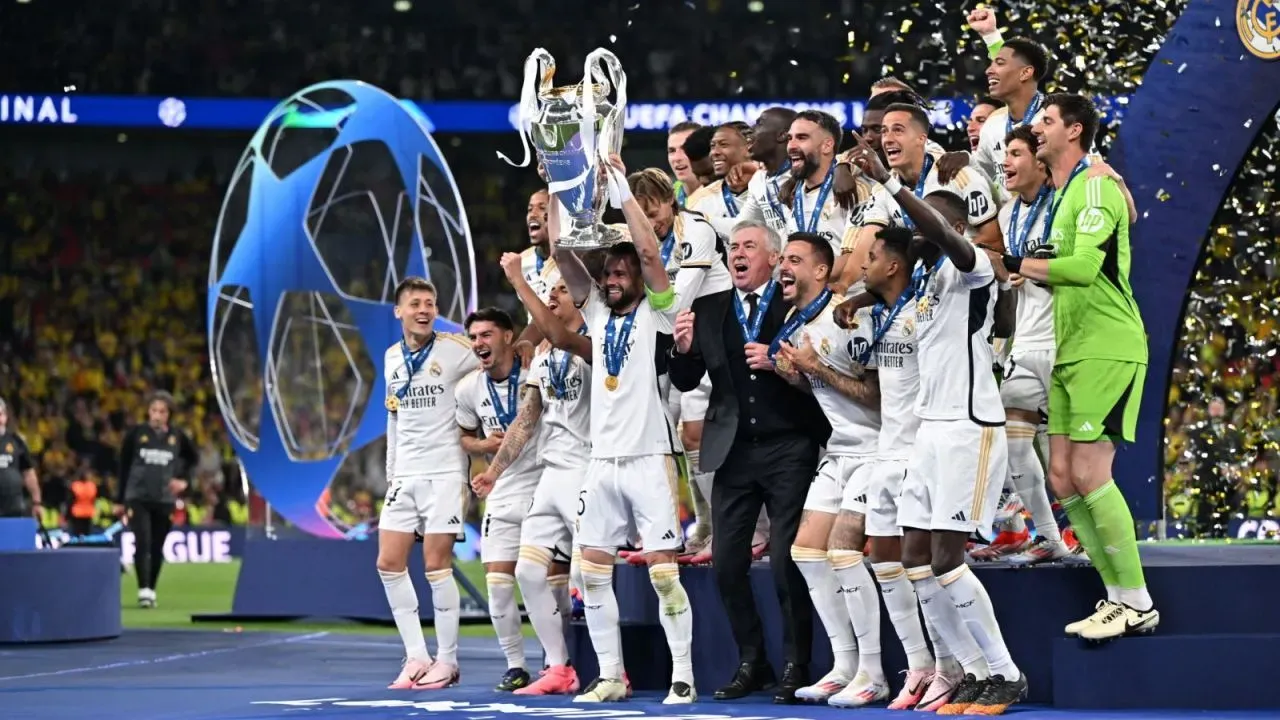 Zdjęcie Ile waży puchar Ligi Mistrzów? Zaskakująca waga trofeum!