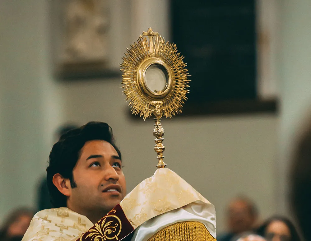 Zdjęcie Znaczenie mszy świętej: Jak wpływa na życie katolików i wspólnotę