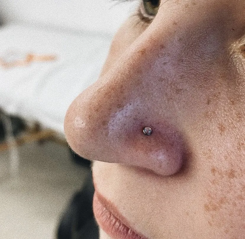Zdjęcie Jaki kolczyk do nosa wybrać, aby uniknąć podrażnień i bólu?