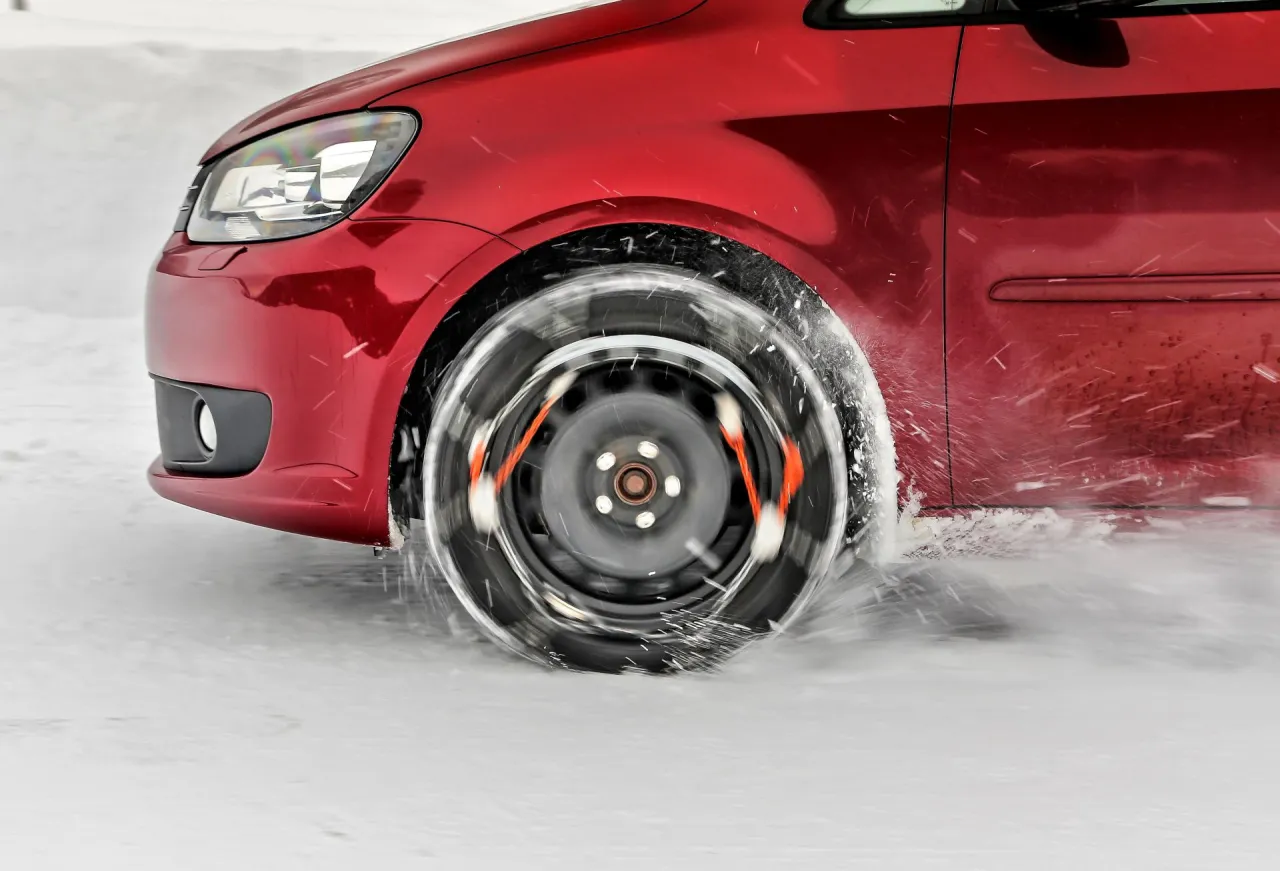 Zdjęcie Czy można jeździć z łańcuchami po asfalcie? Przepisy i zagrożenia