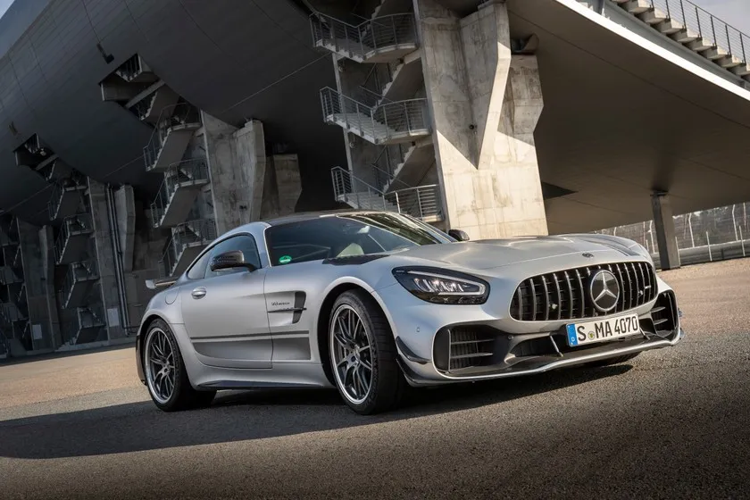 Zdjęcie Mercedes AMG GT R Pro - wyjątkowy sportowy samochód torowy z mocą 585 KM