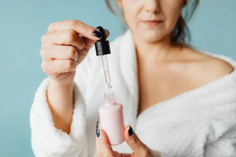 Zdjęcie Jak wybrać najlepsze serum do twarzy po 50? Skuteczna pielęgnacja dojrzałej skóry