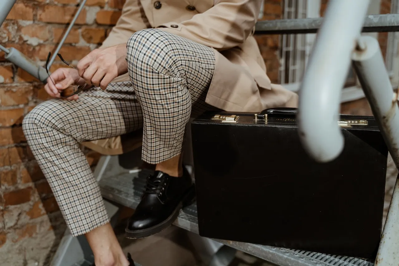 Zdjęcie Jakie buty do spodni w kratę damskie – stylowe połączenia na każdą okazję