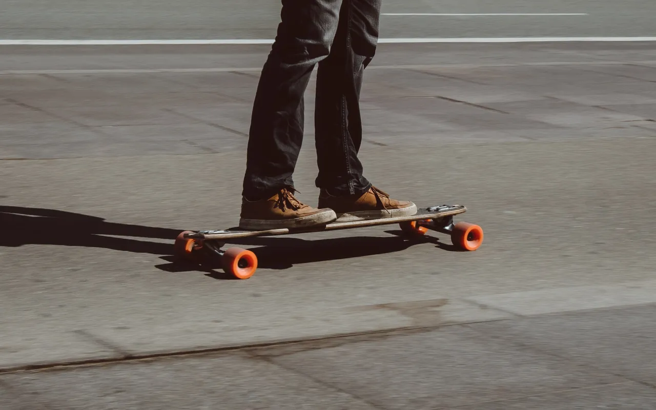 Zdjęcie Longboard - co to jest i dlaczego warto go mieć w swojej kolekcji