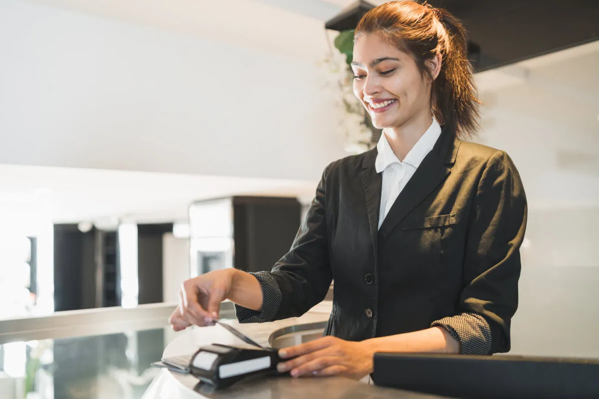 Zdjęcie Co robi recepcjonistka w hotelu? Odkryj jej kluczowe zadania
