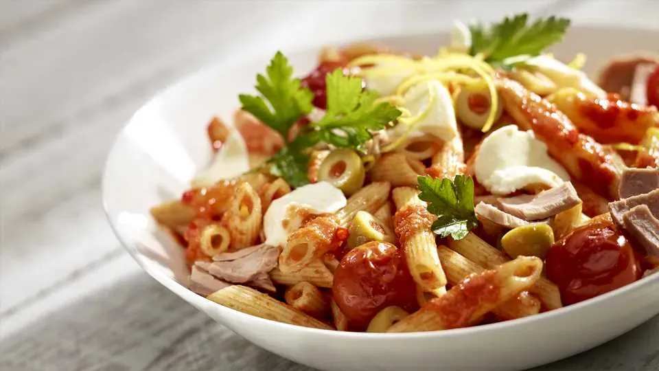 Zdjęcie Pyszne spaghetti z tuńczykiem i oliwkami - proste przepisy na obiad